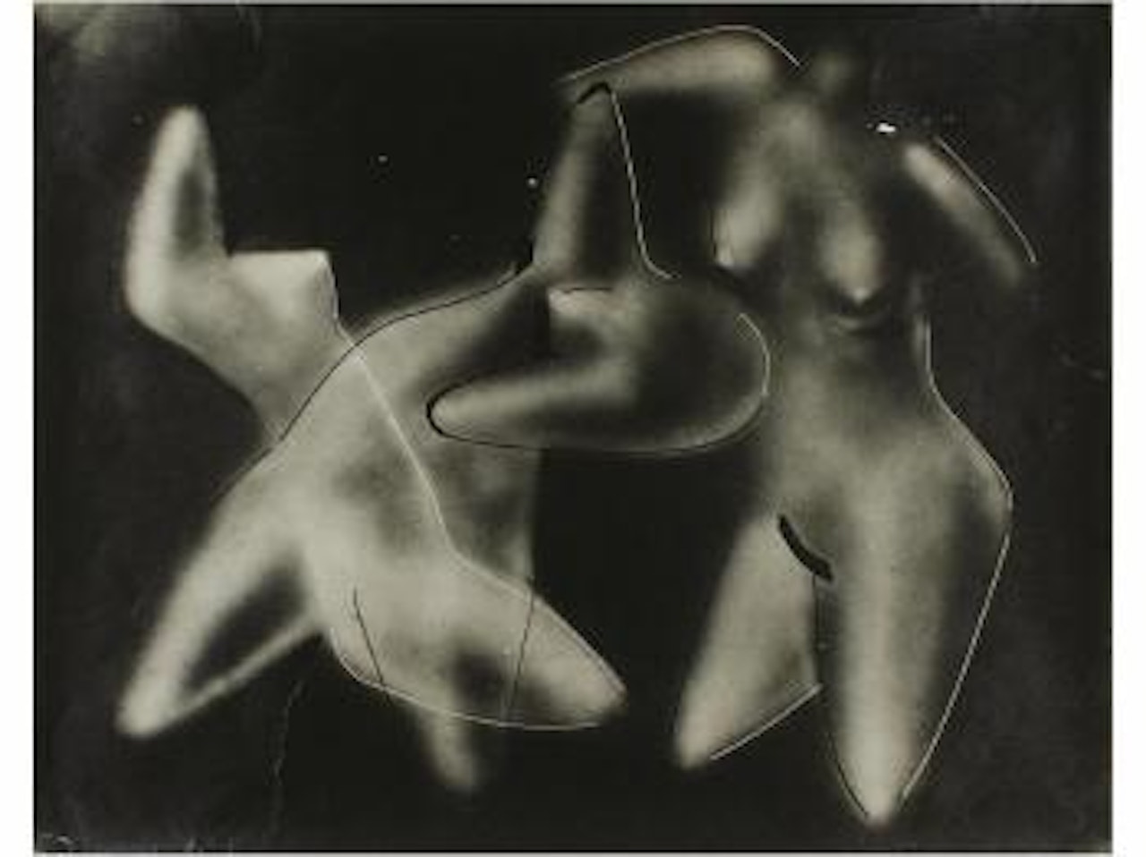 Fotografía de la aerografía Las tres gracias realizada en 1919, posteriormente fue destruida by Man Ray