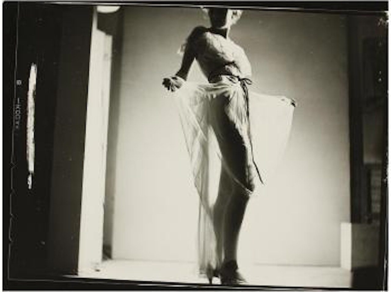 Moda, juego de transparencias by Man Ray