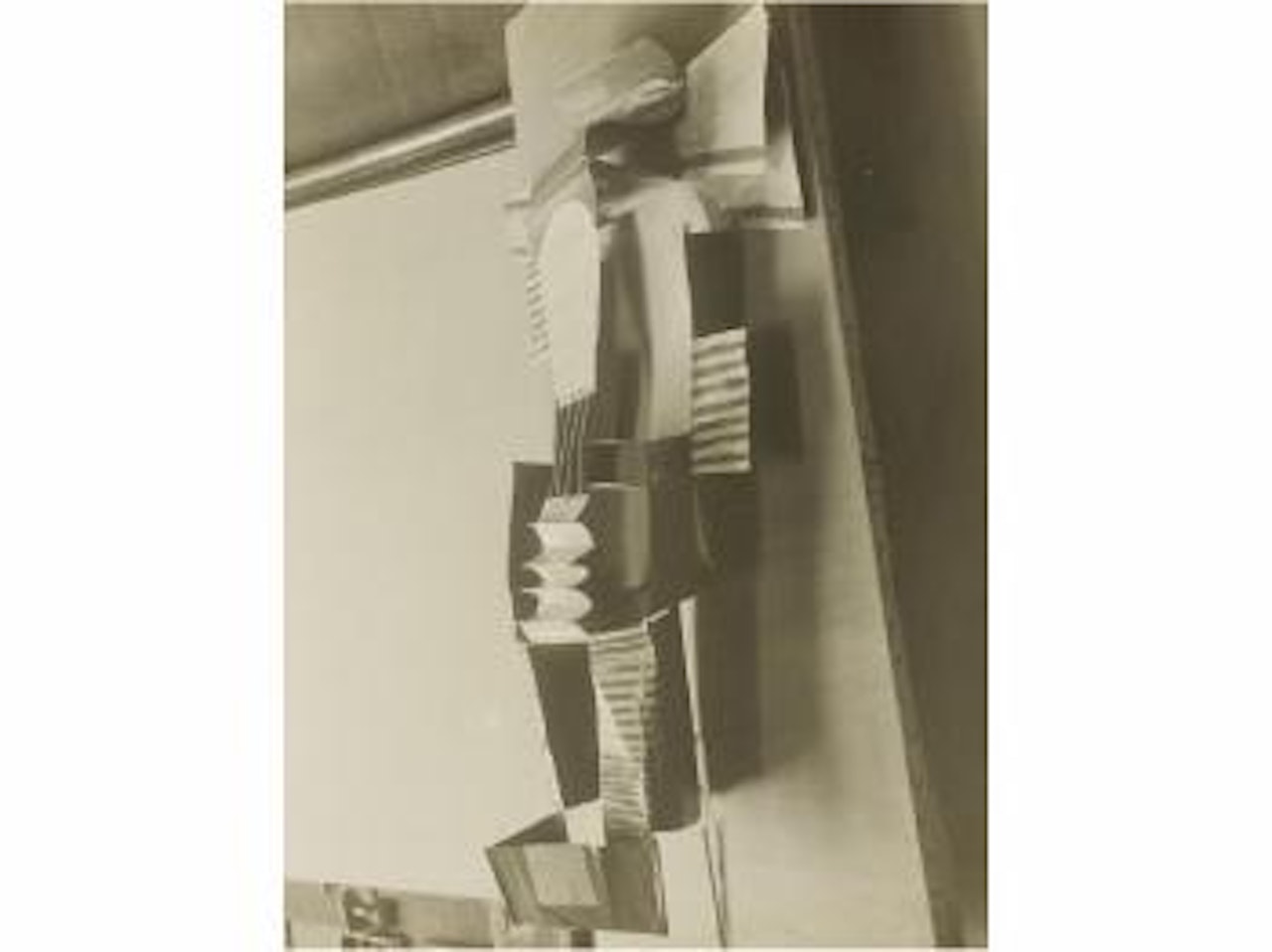 Fotografía de la escultura de Pablo Picasso, Guitarra by Man Ray