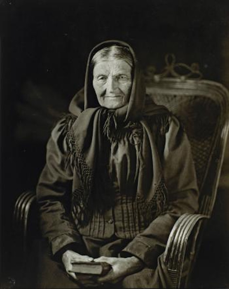 Der Erdgebundene Mensch by August Sander