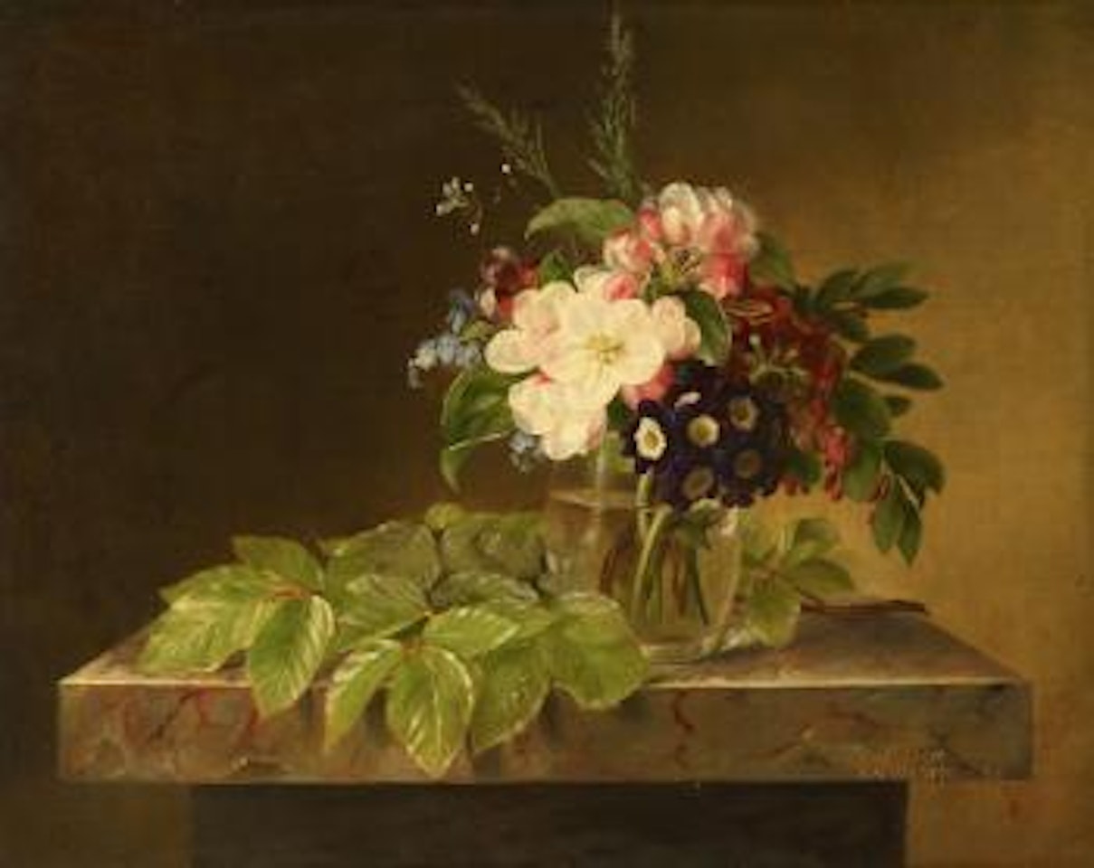 Blumenstrauss In Einer Glasvase Auf Marmoriertem Tisch by Hanne Hellesen