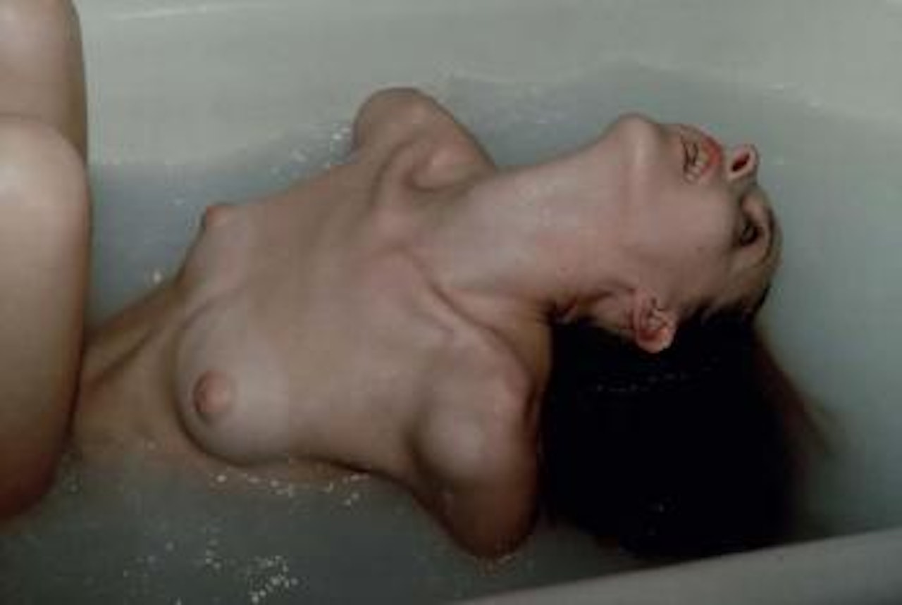 Greer in her tub (Greer dans son bain), NYC by Nan Goldin