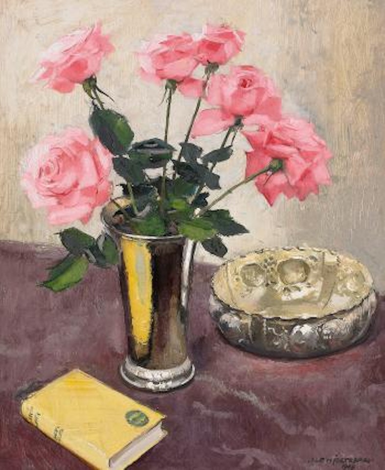 Rosa rosor i silverpokal by Olle Hjortzberg