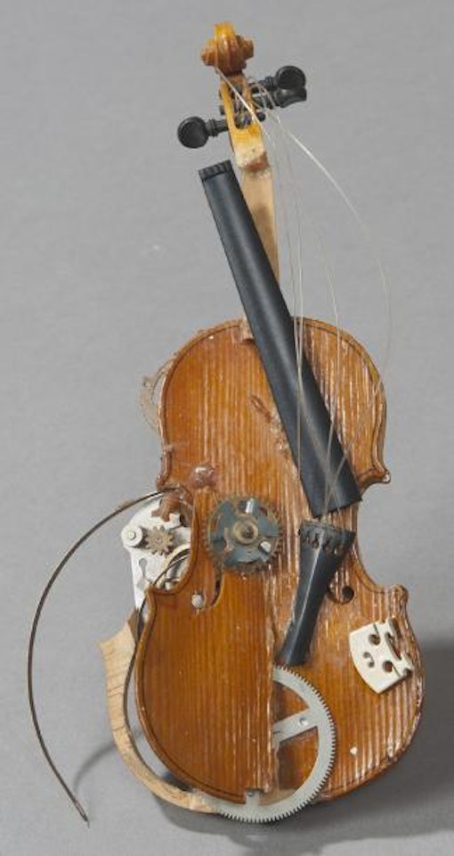 Le violoncelle automate (colère de violoncelle) by Arman