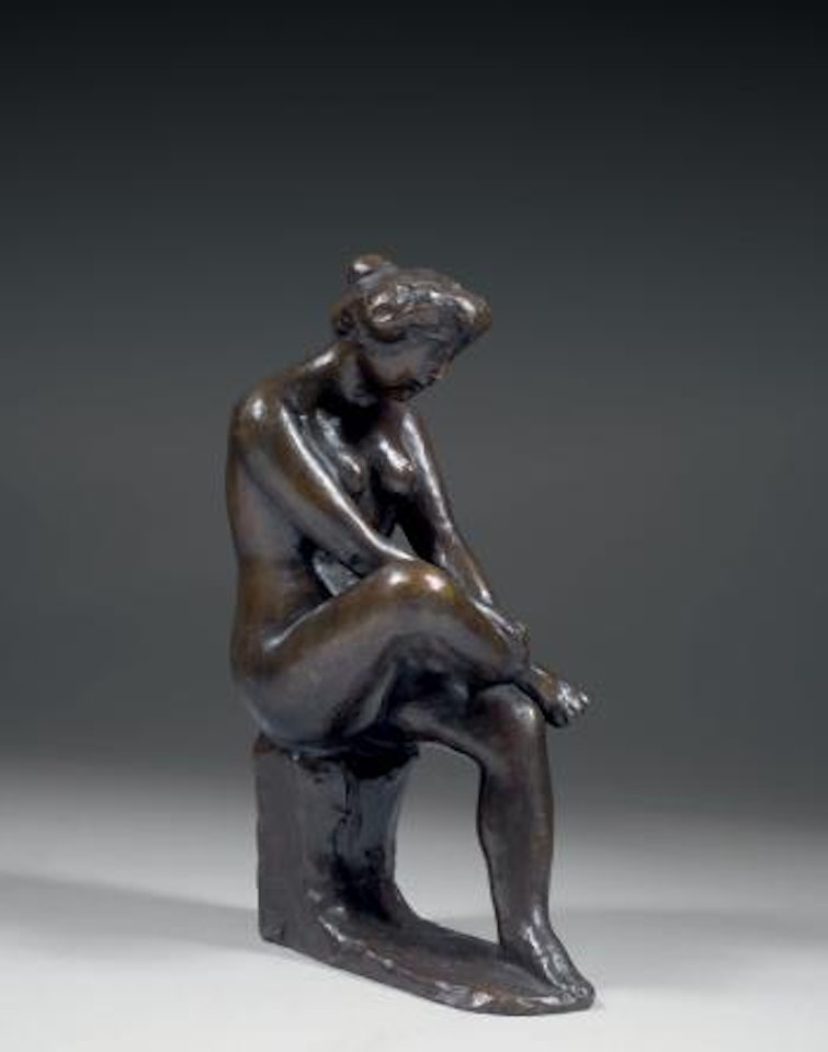 Jeune femme assise sur un socle se tenant le pied droit by Aristide Maillol