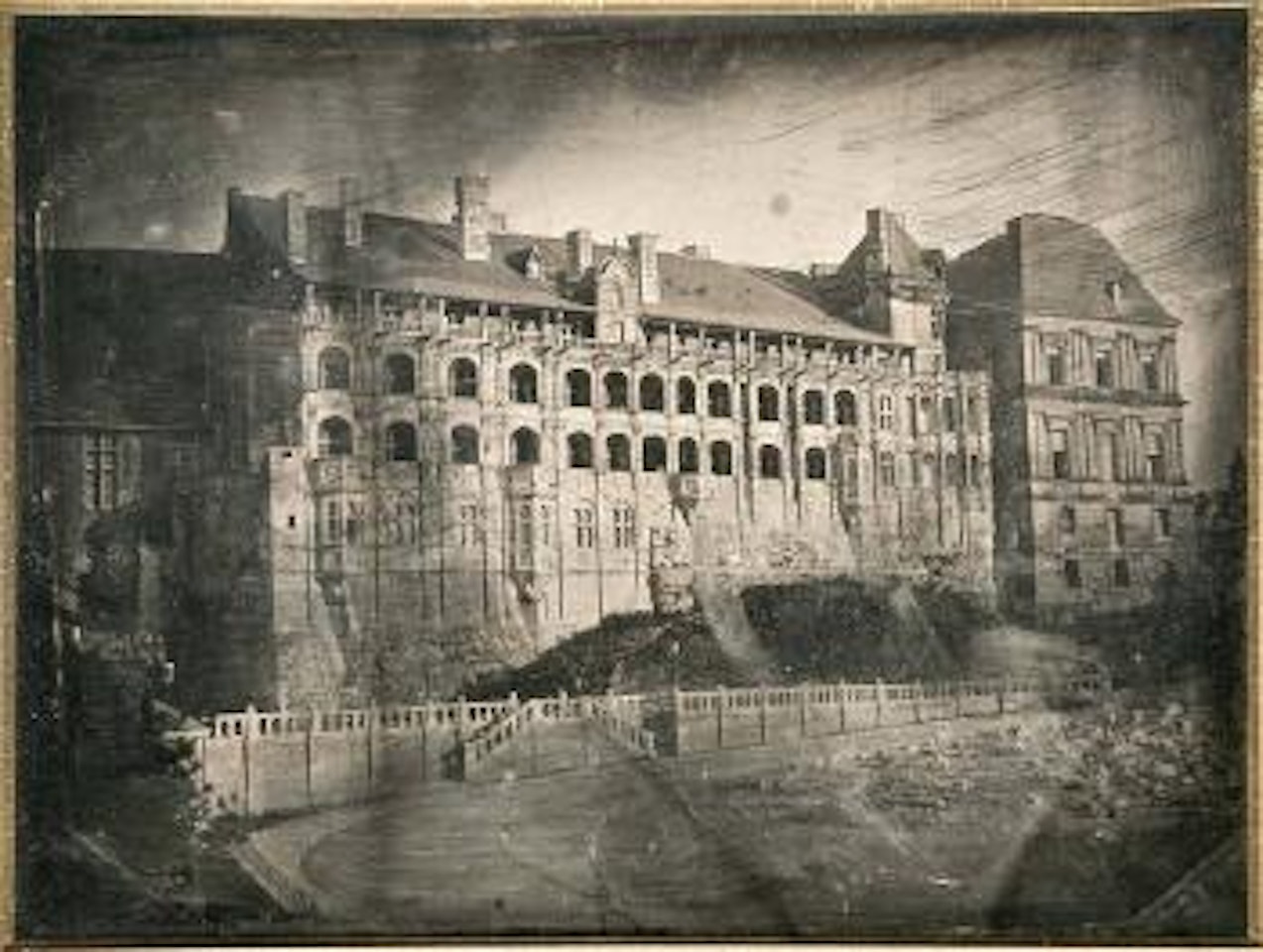 Château de Blois, façade donnant sur la place de l’église des Jésuites by Hippolyte Bayard