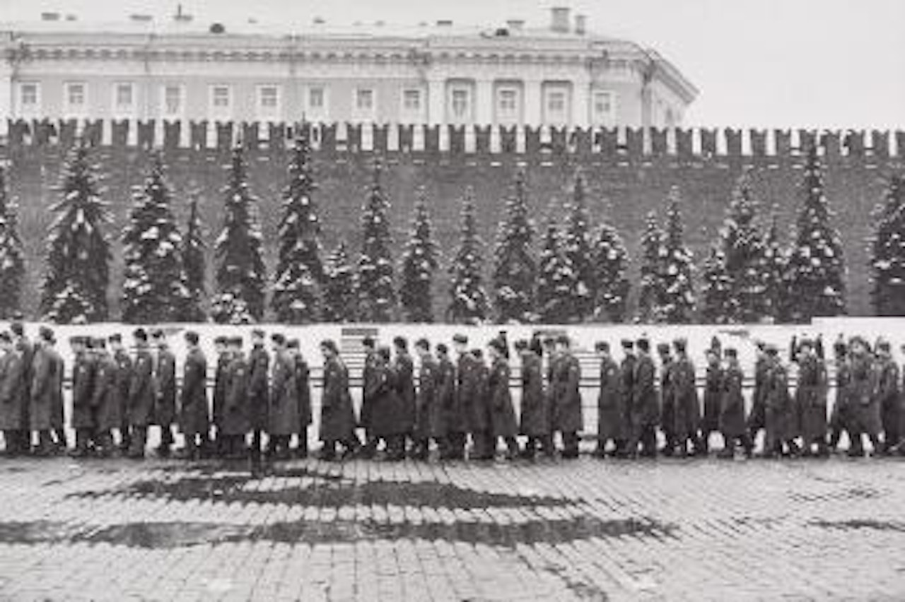 Soldaten Auf Dem Roten Platz Vor Dem Lenin-museum, Moskau by Henri Cartier-Bresson