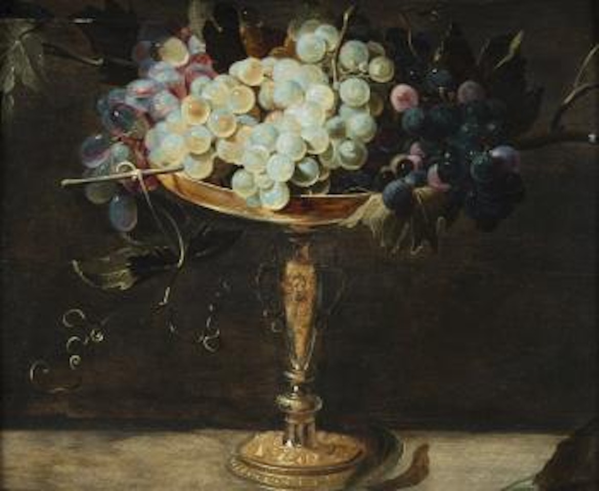 Natura morta con grappoli d'uva su alzatina by French School
