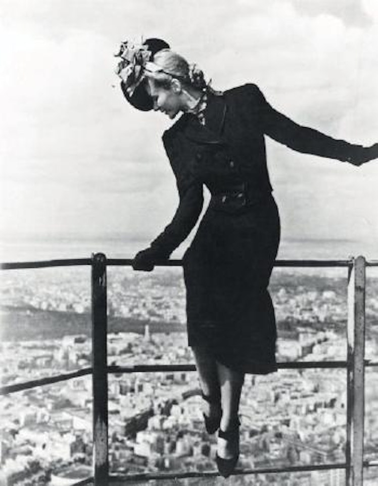 Lisa Fonssagrives, Paris, mai by Irving Penn