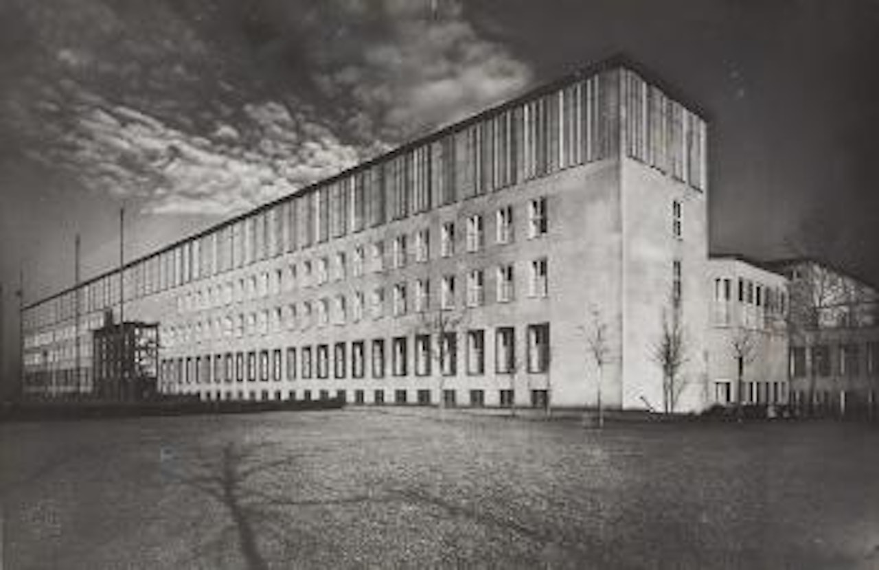 Universitätsgebäude by August Sander
