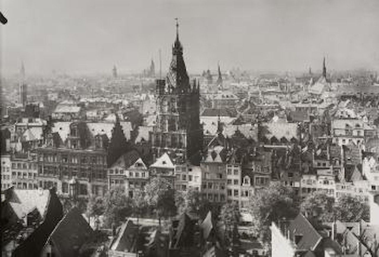 Blick Auf Rathaus Und Alter Markt by August Sander