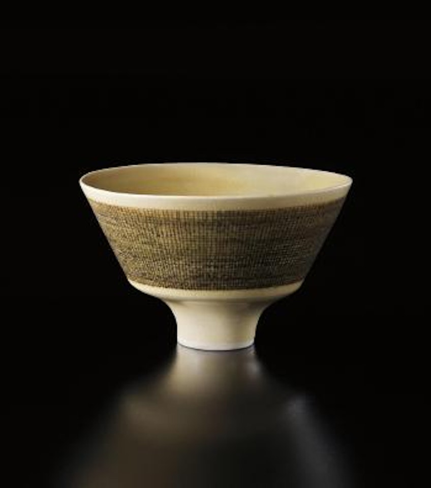 Footed bowl with inlaid band by Lucie Rie