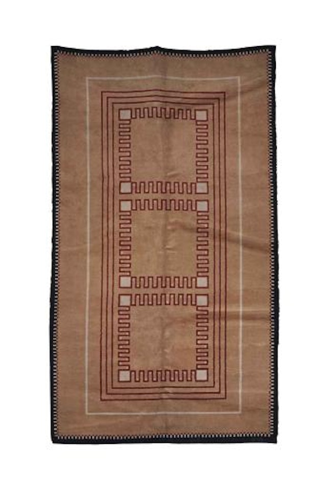 Tapis rectangulaire à motifs de grecques bordeaux et blanc sur fond beige à bordure noire by Emile-Jacques Ruhlmann