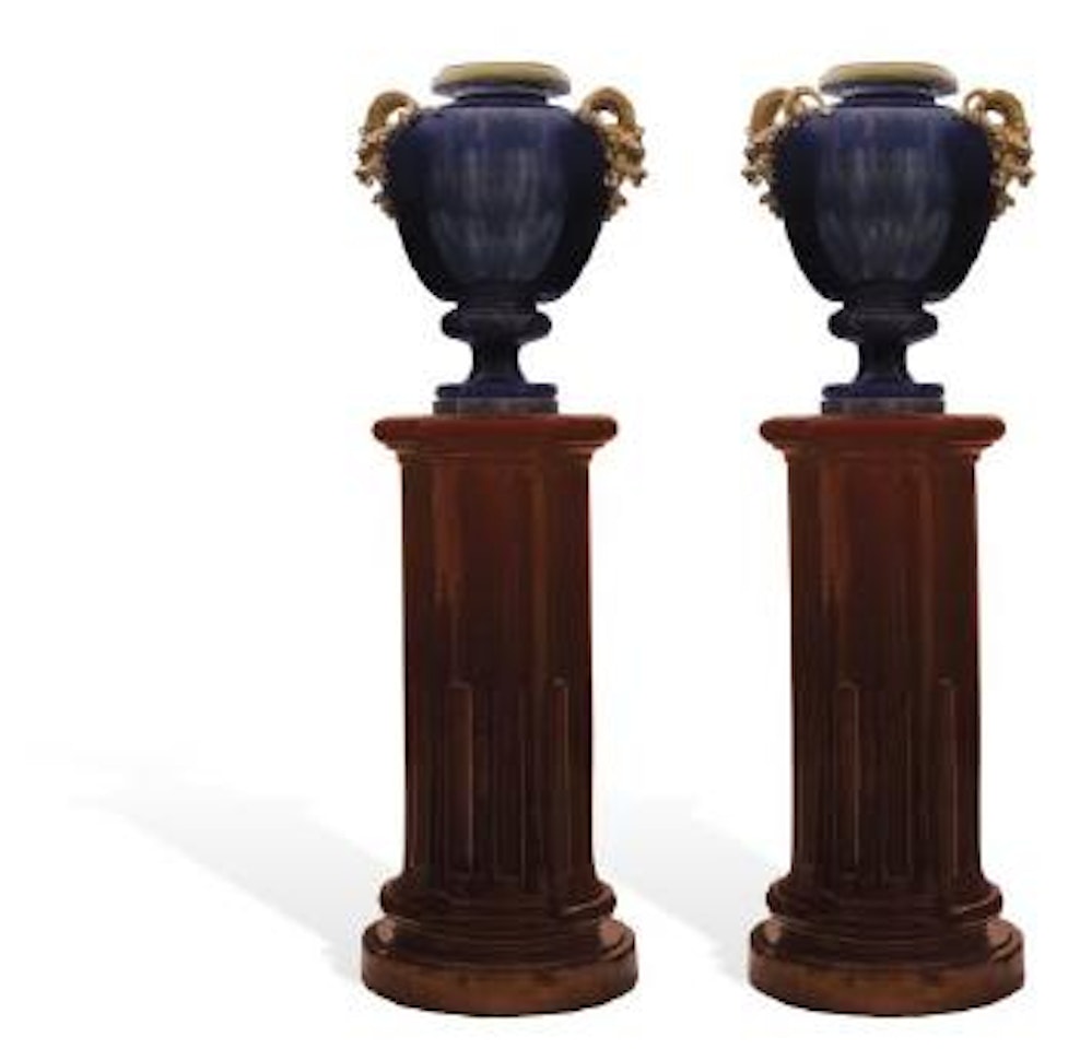 Par de jarrones by French School