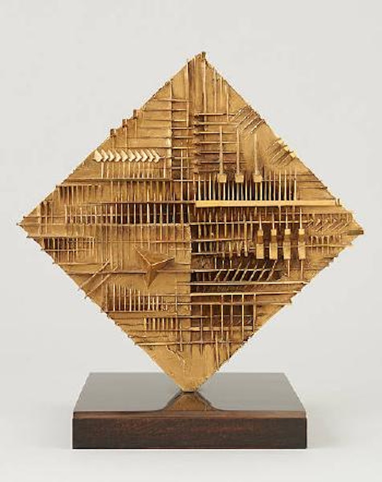 Romboïde by Arnaldo Pomodoro