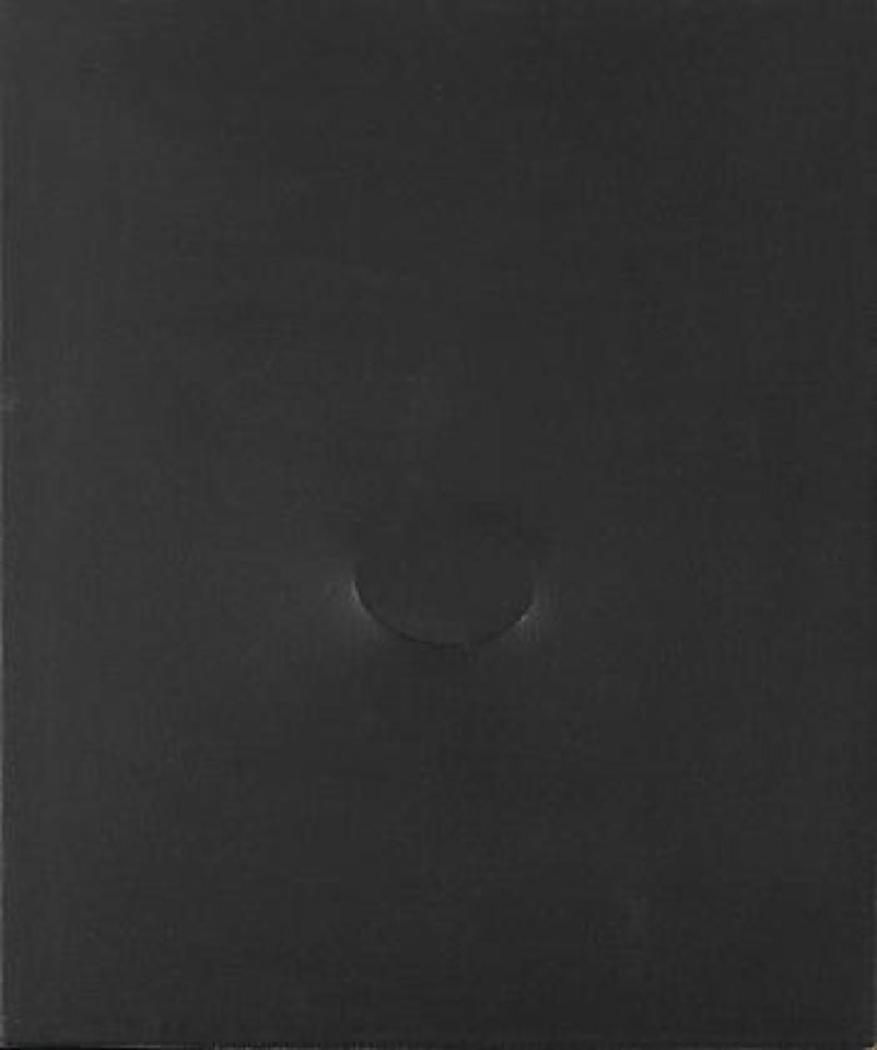 Un ovale nero by Turi Simeti