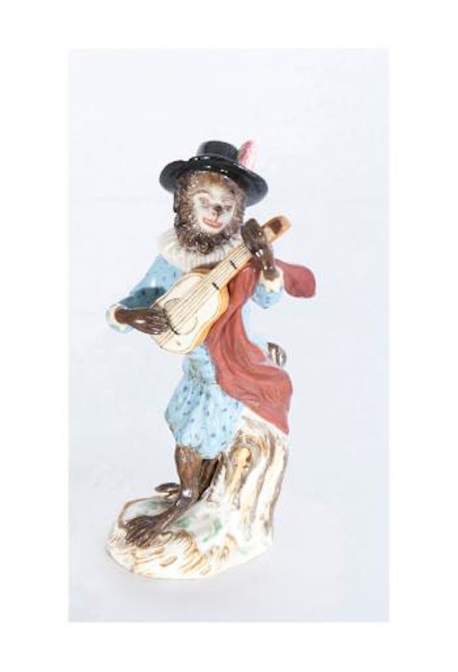 Gitarrist aus der Affenkapelle by Johann Joachim Kändler