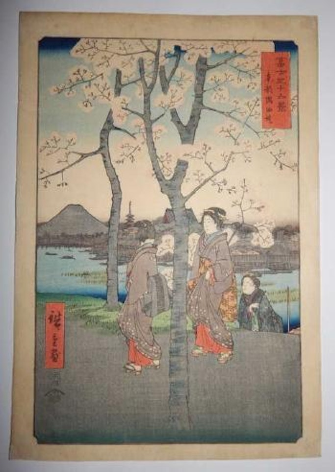 Trois jeunes femmes se promènent au bord du Sumida by Utagawa Hiroshige