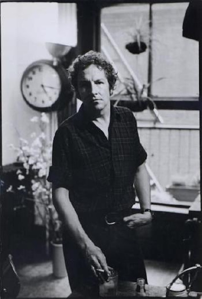 Robert Rauschenberg dans son atelier, Manhattan, New-York, Etats-Unis by Henri Cartier-Bresson
