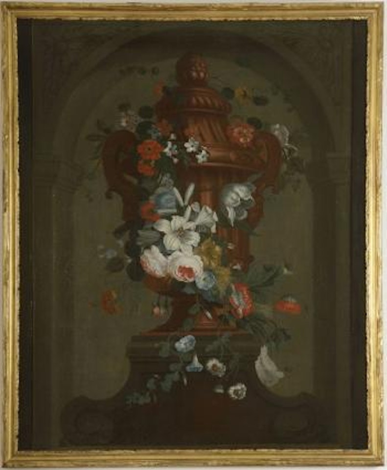 Grand Vase à la guirlande de fleurs sur un piédestal by Pieter Hardime