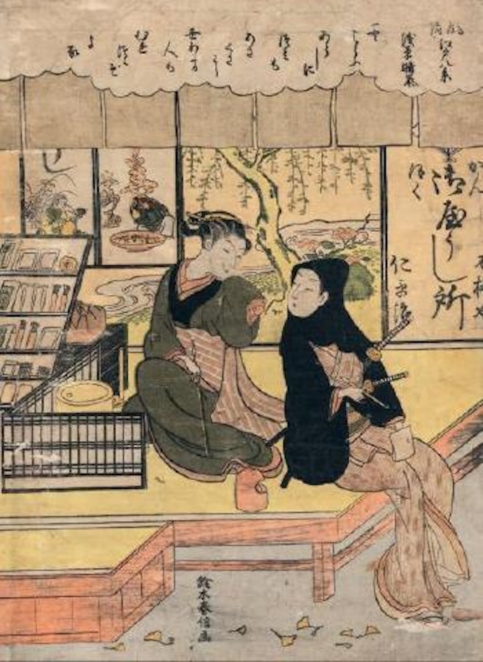 Beautés connues avec des fleurs, un couple assis sur une scène de théâtre, l'homme fumant by Suzuki Harunobu