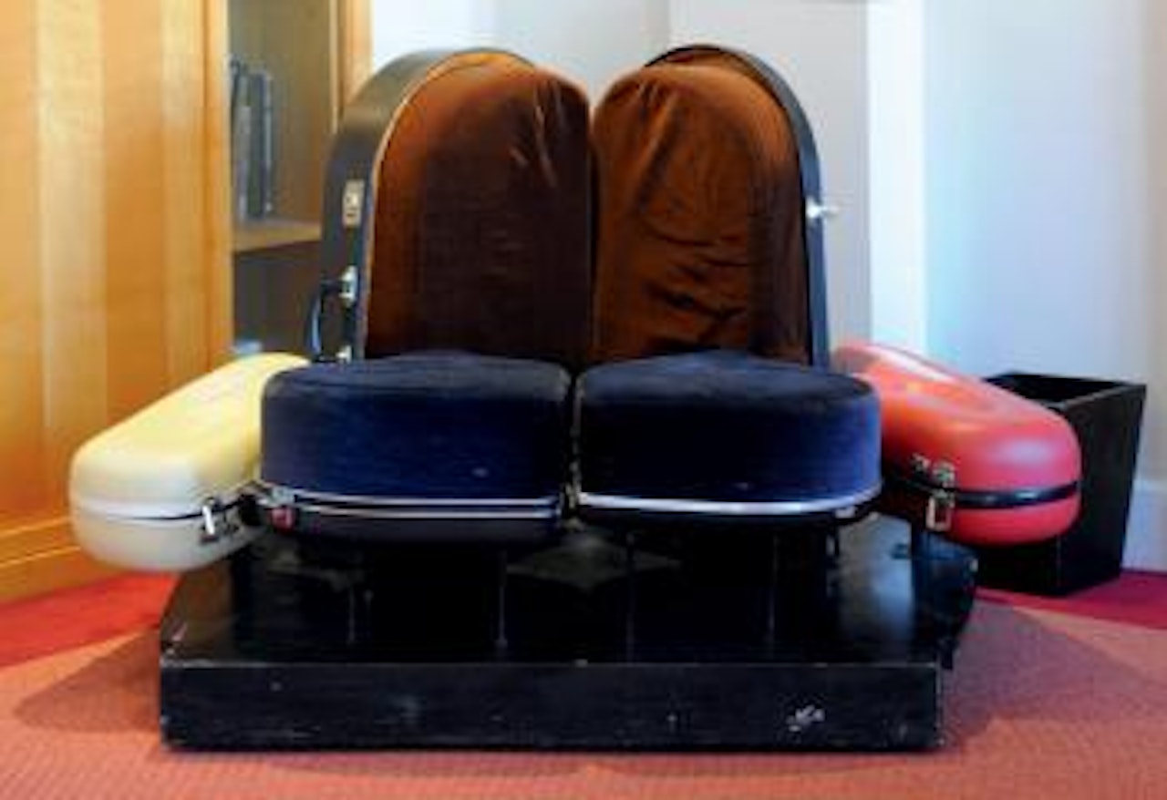 Fauteuil violons et saxo by Arman