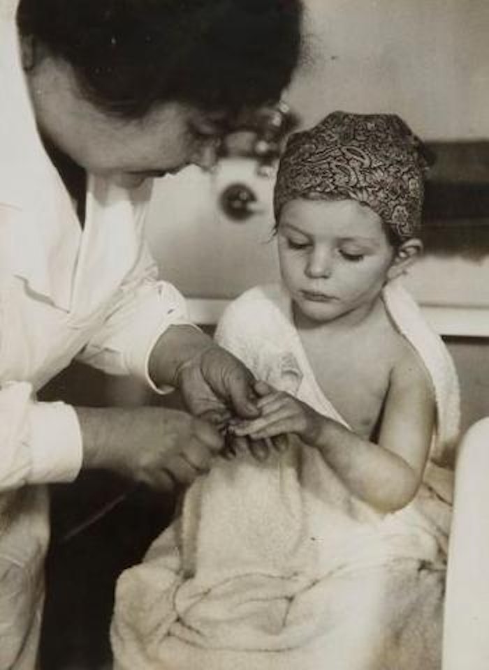 Infirmière et enfant à l’Assistance Publique by André Kertész