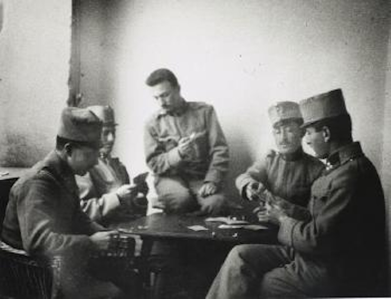 La partie de cartes by André Kertész