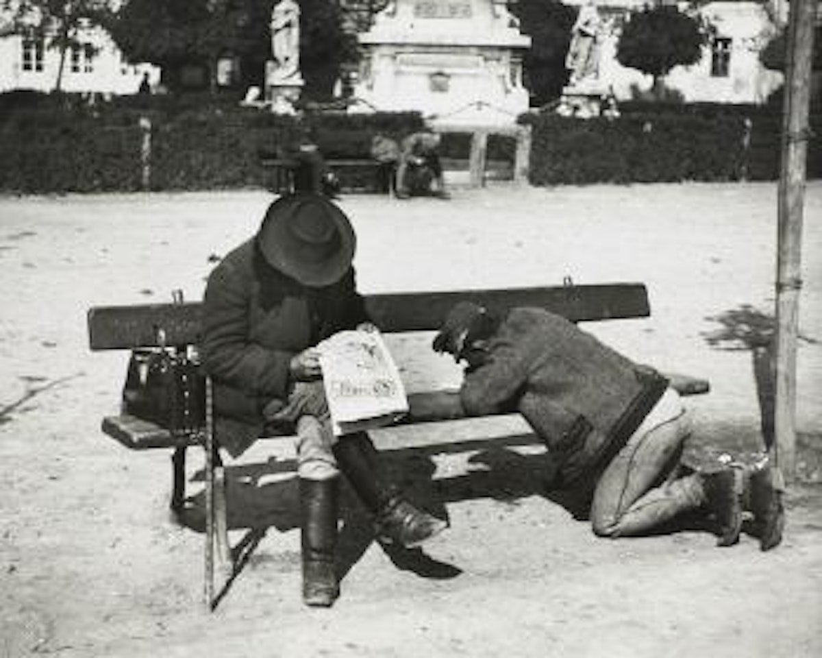 La lettre aux siens (un soldat écrit une lettre sur un banc public), Esztergom by André Kertész
