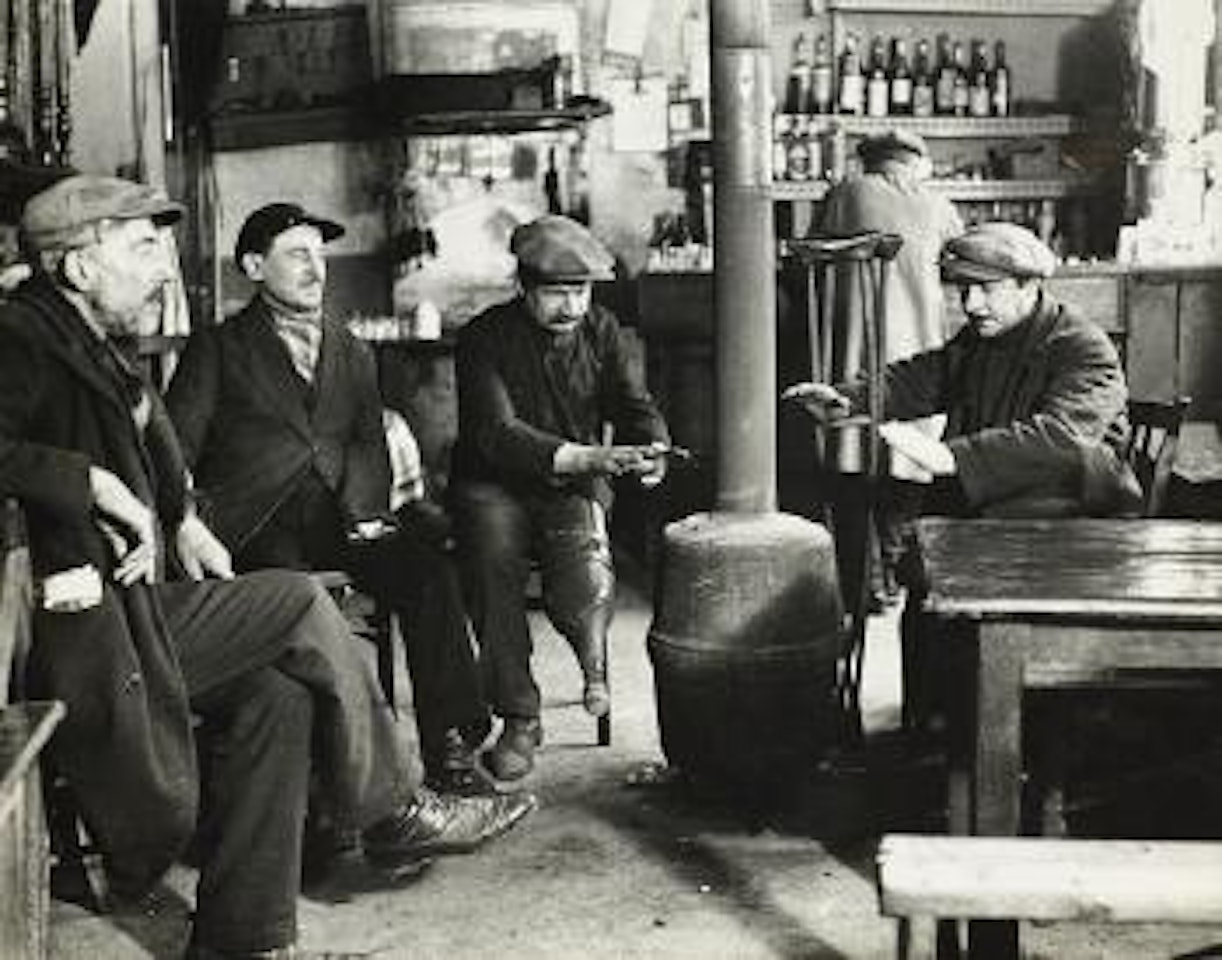 Hommes se réchauffant autour d'un pôele, Paris by André Kertész