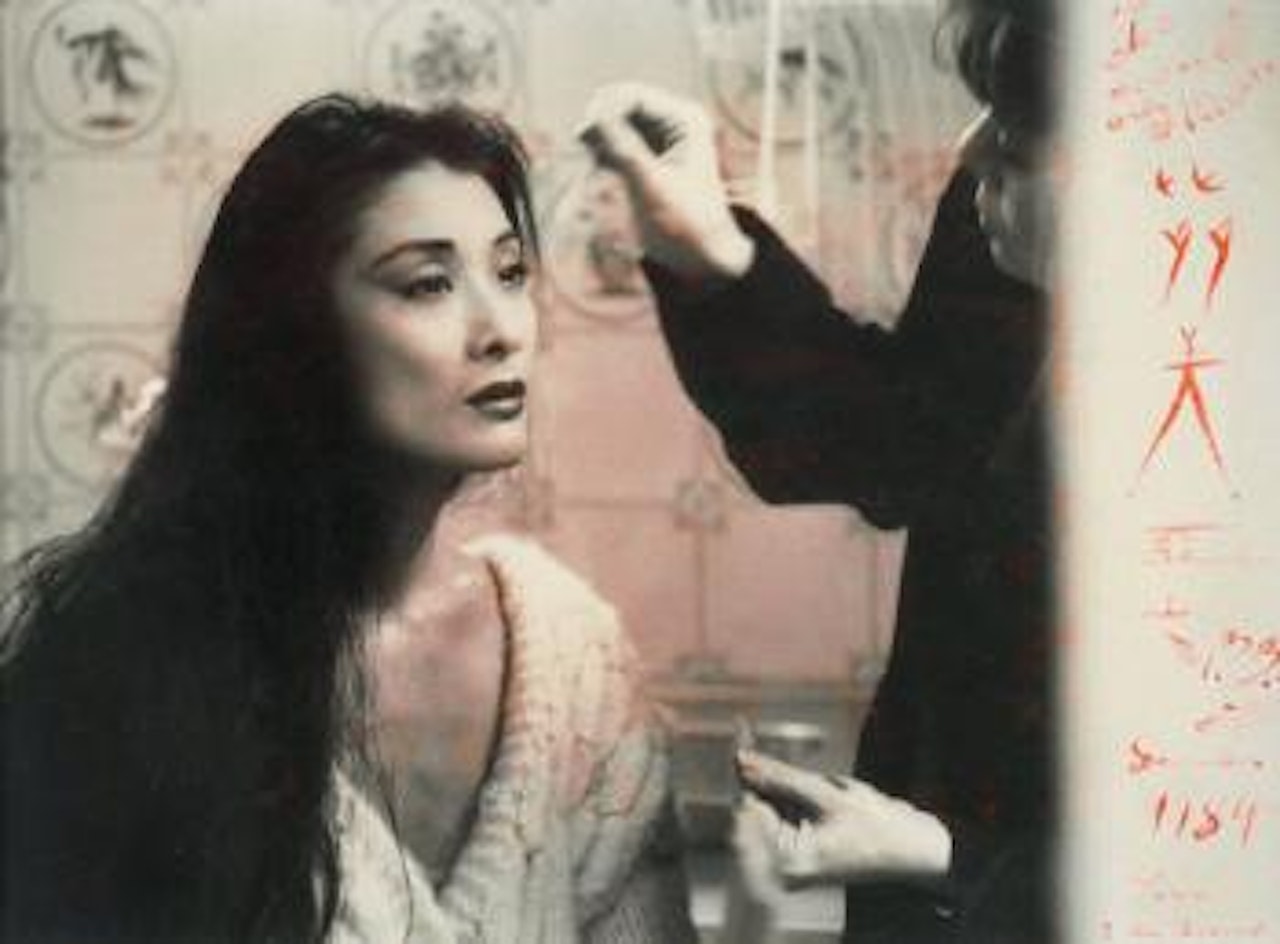 Séance de maquillage by Peter Beard