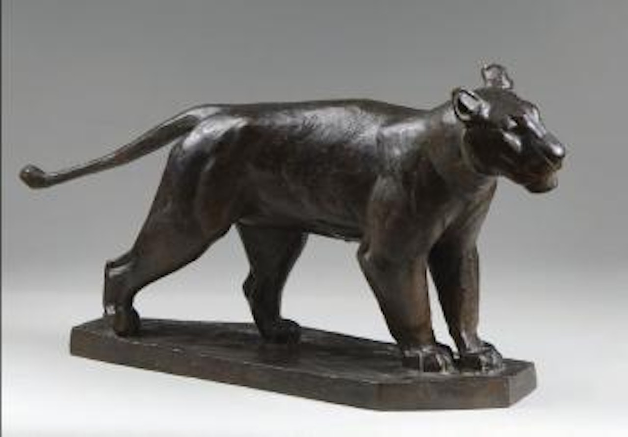 Lionne aux aguets by Georges Lucien Guyot