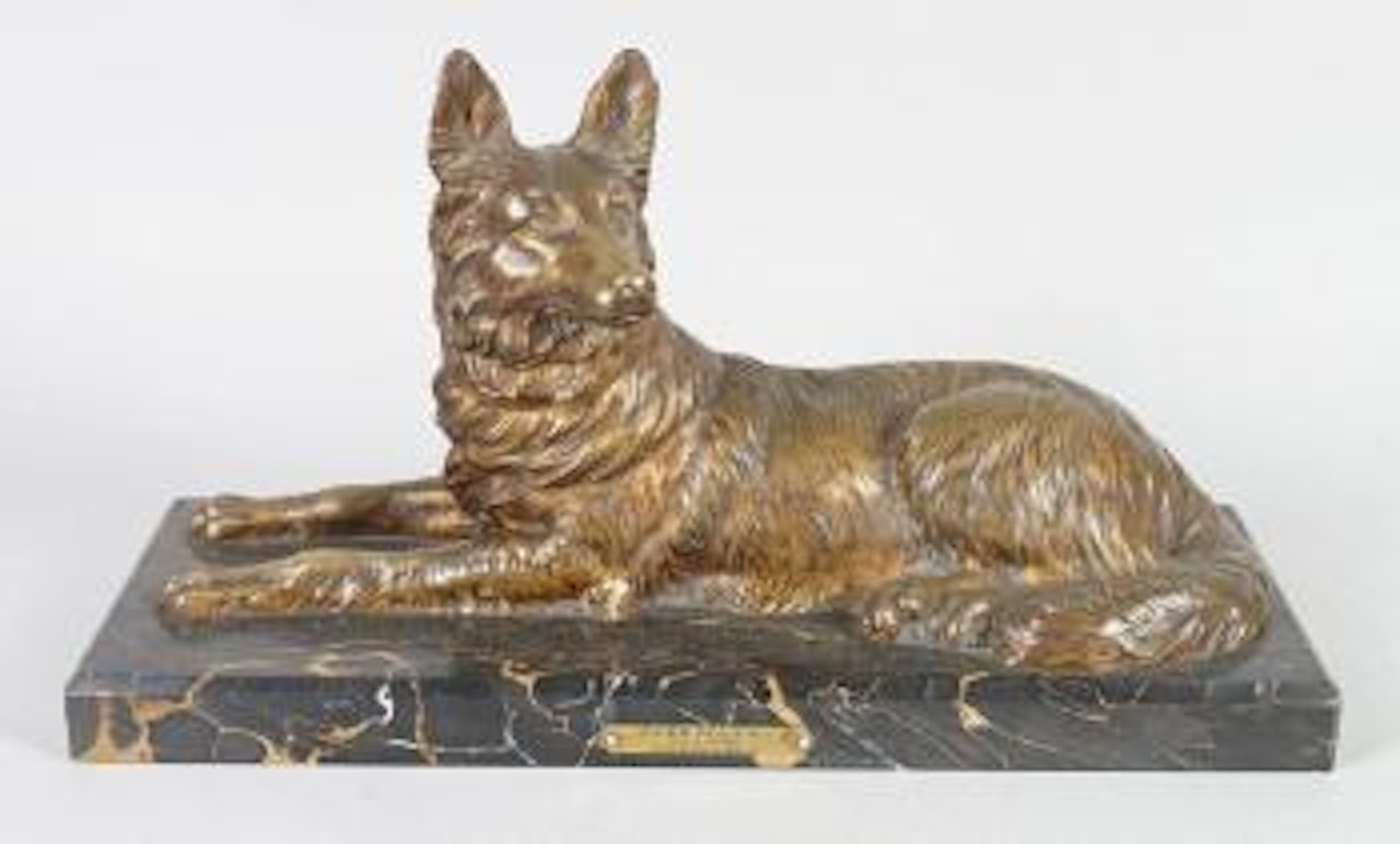 Le chien policier by Demetre Chiparus