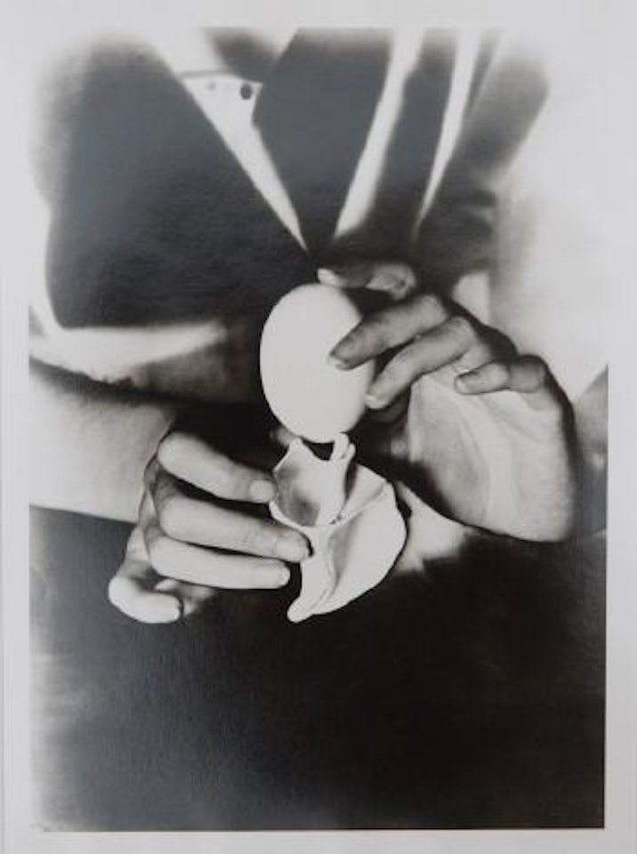 Ll'oeuf et le coquillage by Man Ray