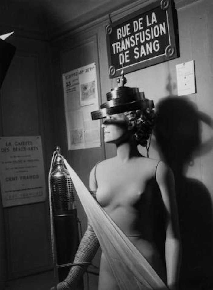 Mannequins de Marcel Duchamp et Salvador Dalí, Exposition Internationale du Surréalisme by Man Ray