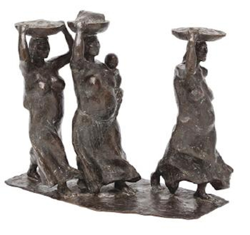 Tres mujeres caminando con bateas by Francisco Zuñiga