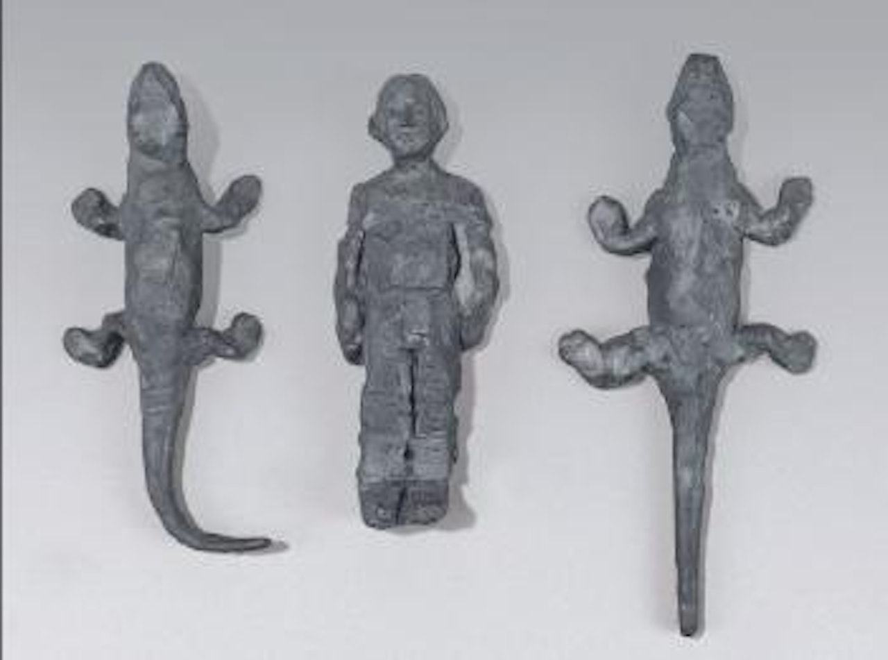 Zwei Echsen mit Mann by Stephan Balkenhol