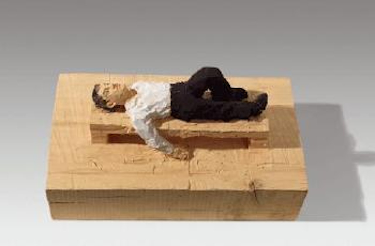 Auf dem Rücken liegender Mann by Stephan Balkenhol