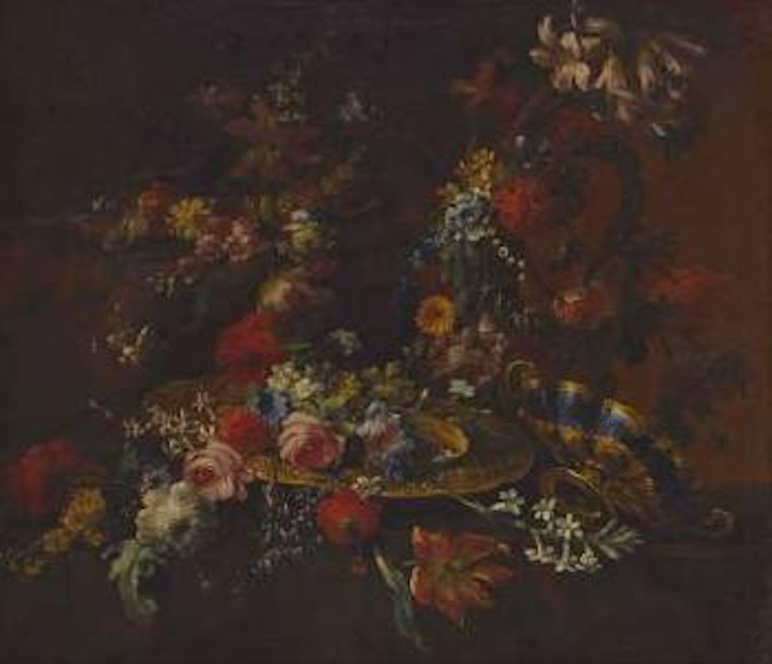 Großes Blumenstillleben mit reliefierter Kanne, vergoldeter Silberplatte und Tazza by Italian School