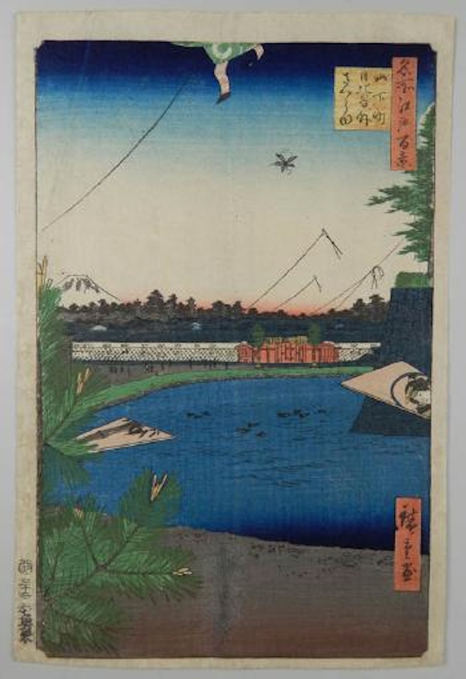 100 vues célèbres d'Edo - La résidence du daimyo Nabeshima Kanso, avec le mont Fuji en arrière-plan by Utagawa Hiroshige