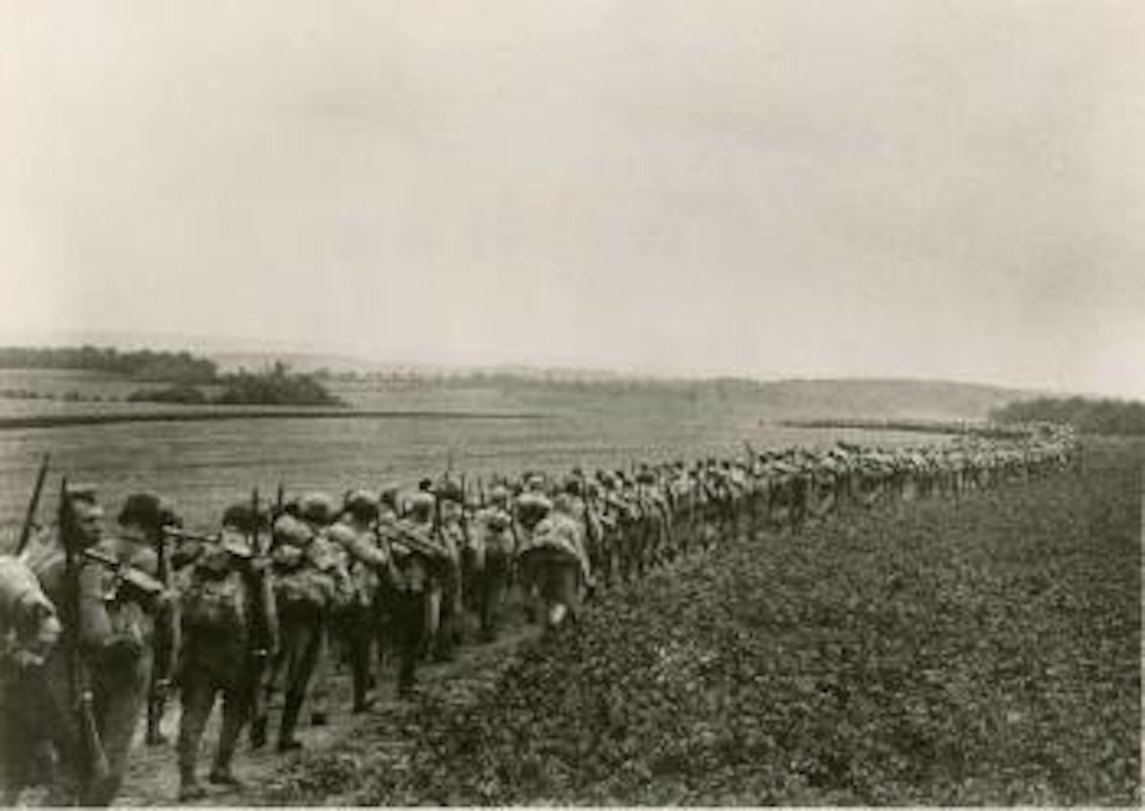 Marche forcée au front entre Lonie et Mitulen, Pologne, 19 juillet 1915 by André Kertész