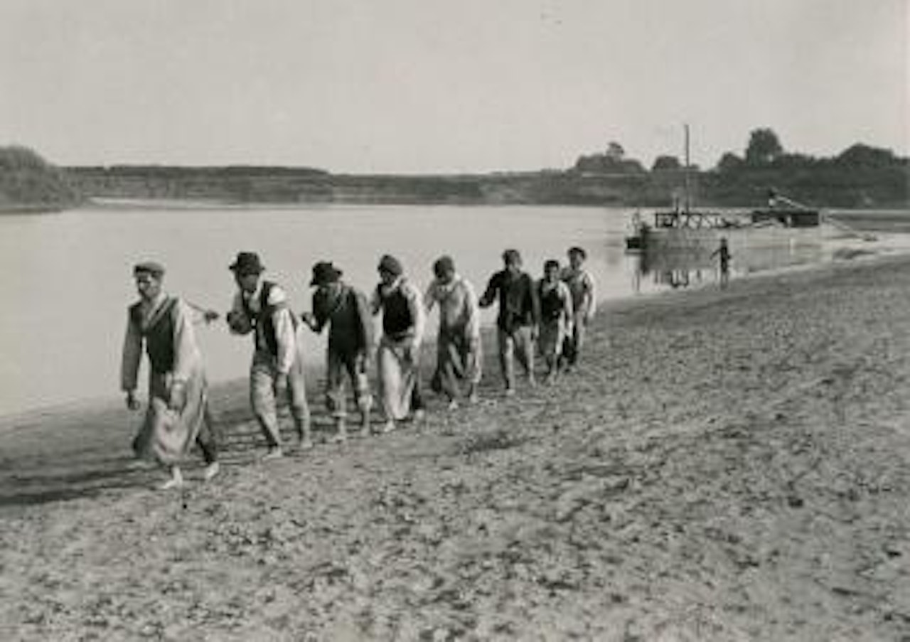 Le halage, Hongrie, 8 septembre 1924 by André Kertész