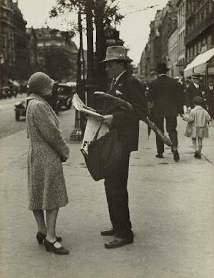 Ohne Titel (Straßenszene, Paris) by André Kertész