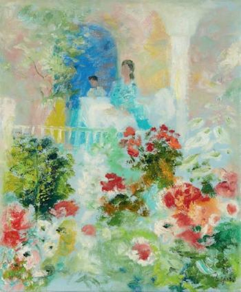 Mère et enfant au balcon, devant un jardin fleuri by Le Pho