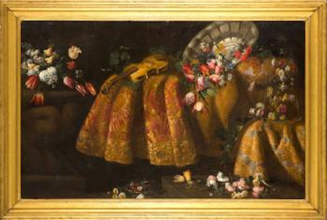 Natura morta con fiori e violino su un tavolo vestito by Roman School