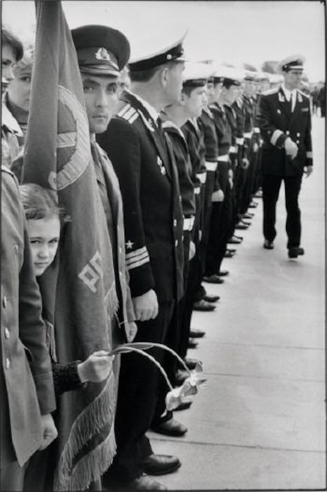 Commémoration de la victoire sur les Nazis, Leningrad, URSS by Henri Cartier-Bresson