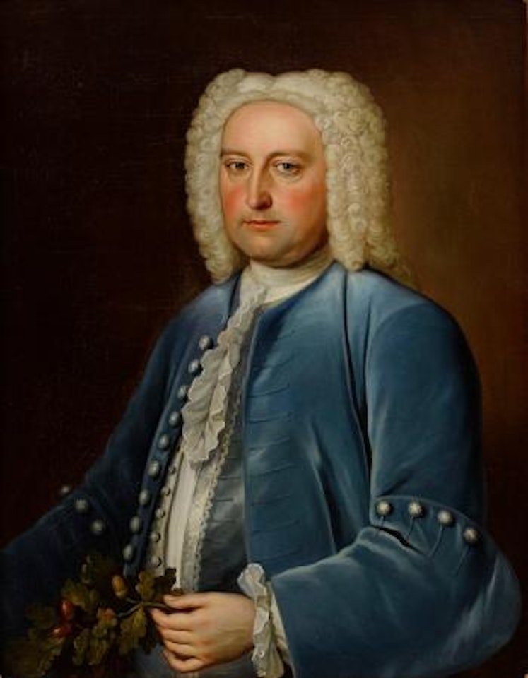 Porträtt av William Stukeley i ljusblå sammetsrock, halskrås och vitpudrad peruk hållandes i vänster hand en ekkvist - midjebild by English School