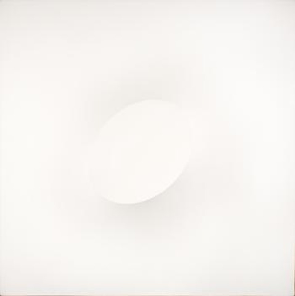 Un ovale bianco by Turi Simeti