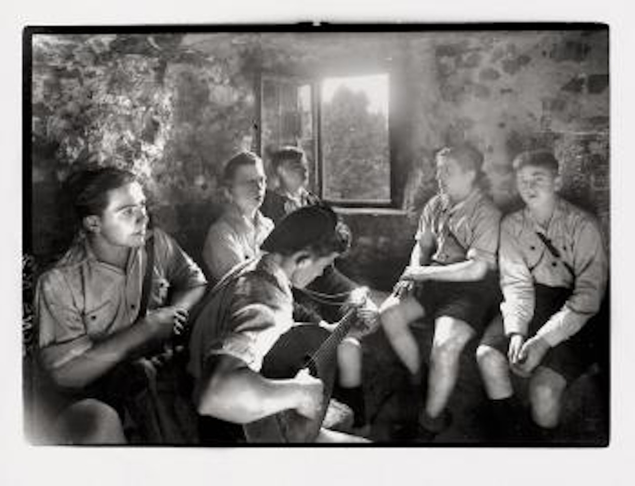 Katholische Wandervögel in den alten Mühle zu Zons by August Sander