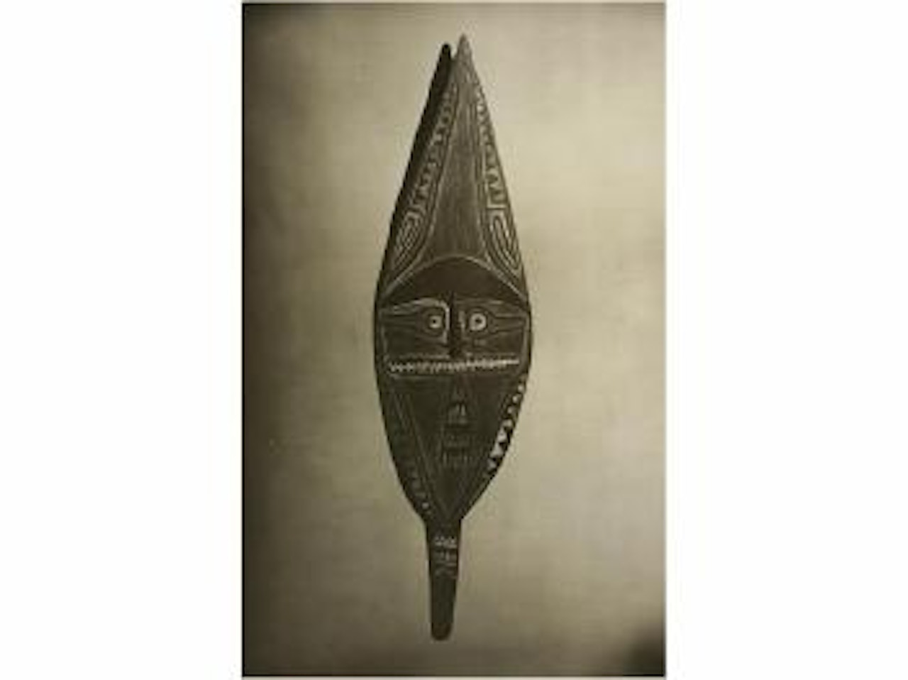 Máscara by Man Ray